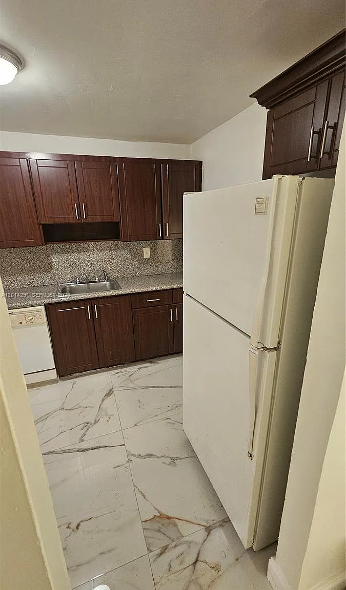 $2,400 1524 SW 5th PL #B — Photo 3