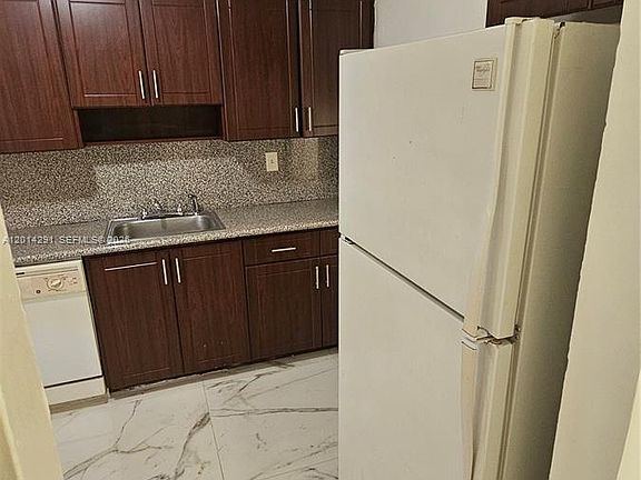 5th image of 1524 SW 5th Pl APT B