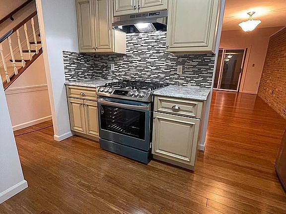 3rd image of 6523 Gildar St