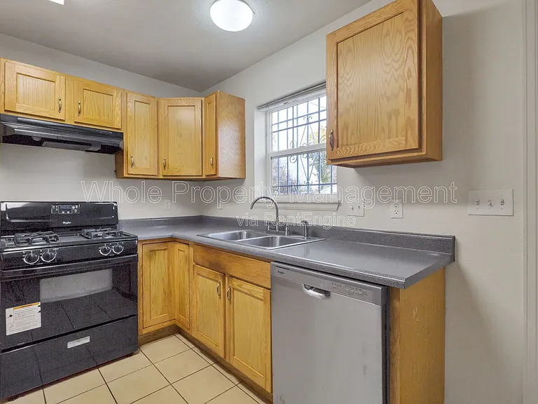 1577 Chase St — Photo 9