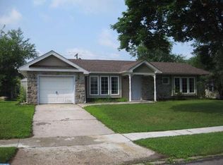 90 Indian Creek Dr, Levittown, PA 19057