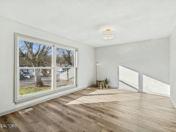 3rd image of 4045 Catalpa Ave