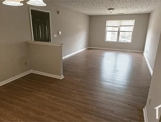 3 bed, 1200 sqft, $1,650 — Photo 2