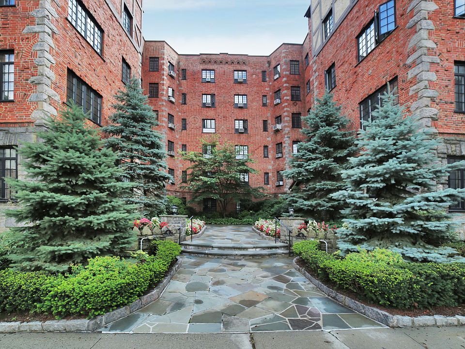 1st image of 45 Pondfield Rd W APT 4E