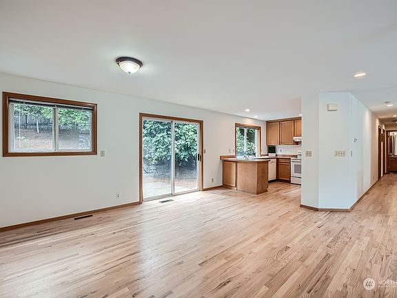5th image of 4105 161st Avenue SE
