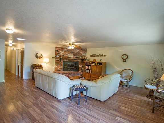 5th image of 18285 Lakeview Dr