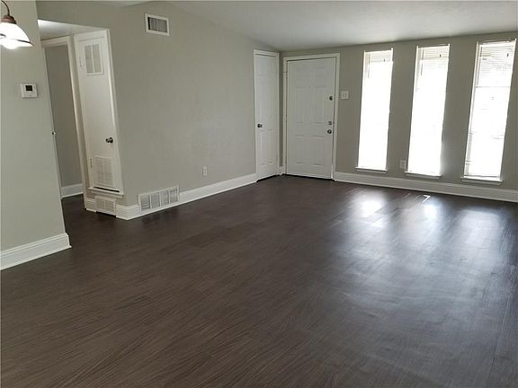 5th image of 533 Henderson Cir