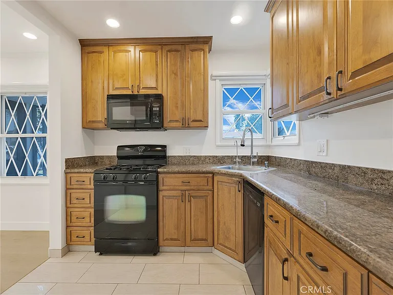2108 N Pass Ave — Photo 9