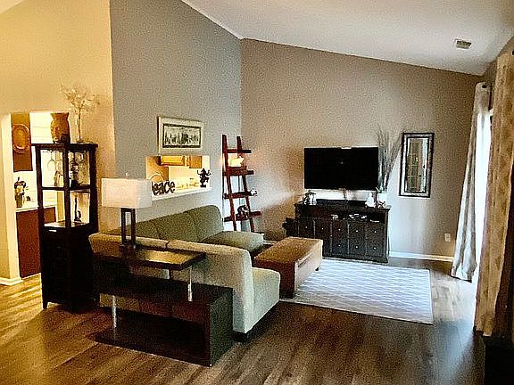 4th image of 7619 Blackmar Cir