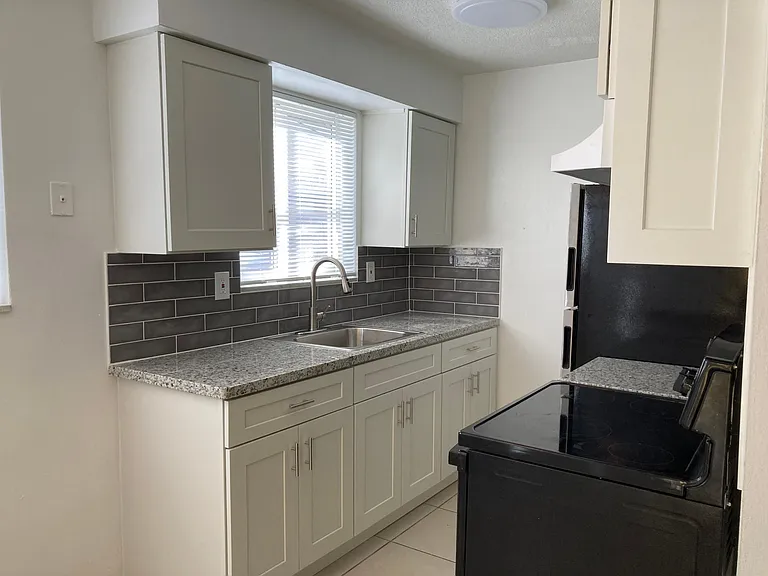 1724 Johnson St #6 — Photo 2