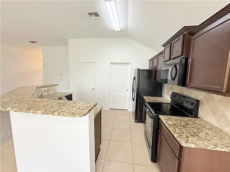 531 Parkfield Ln — Photo 13