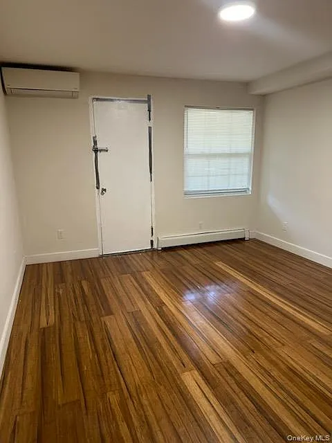 3 bed, 2.0 bath, 864 sqft, $3,100 — Photo 2