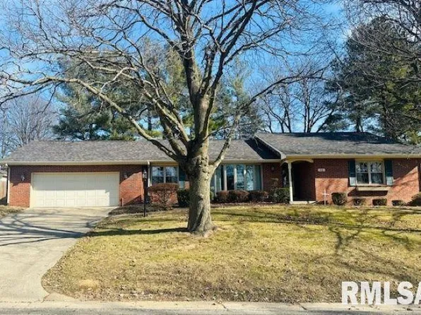 12 Book Ln, Jacksonville, IL 62650