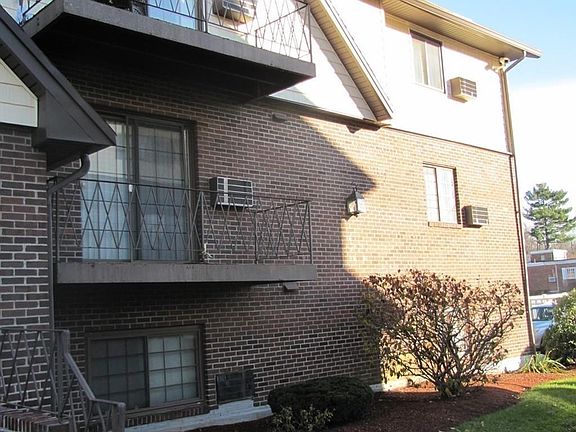 3rd image of 7 Royal Crest Dr APT 8