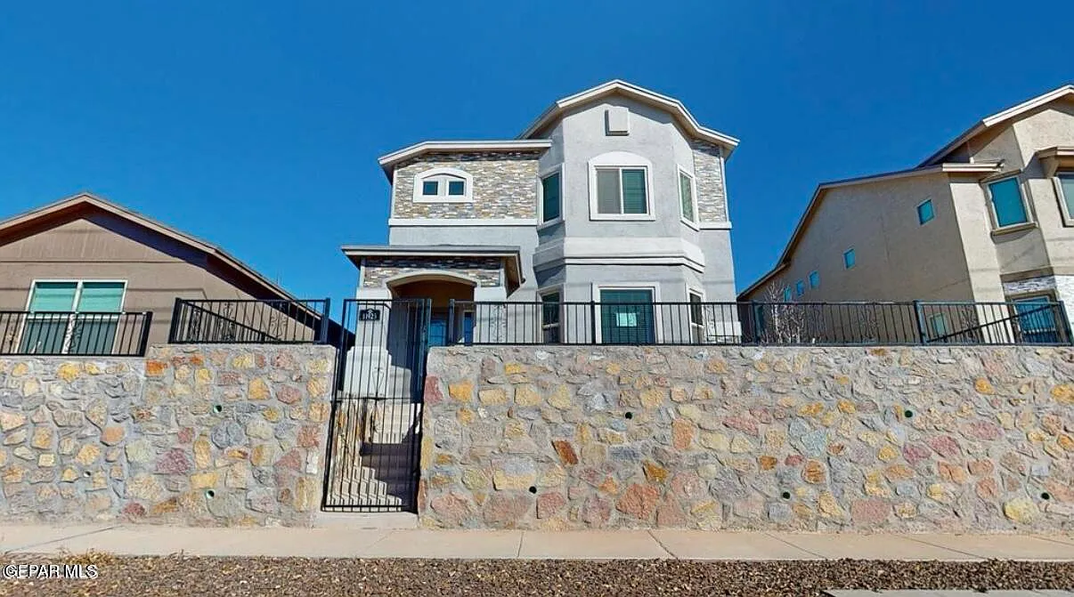 4 bed, 2.5 bath, 2588 sqft, $2,250 — Photo 1