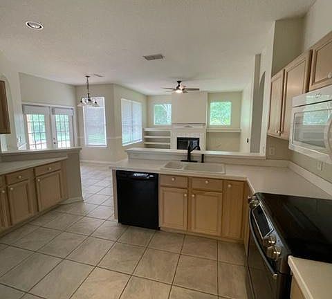 2nd image of 1600 Park Forest Blvd