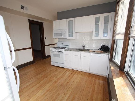 4th image of 2868 W Dickens Ave #3