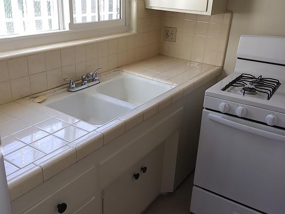 5th image of 848 S Sherbourne Dr APT 2