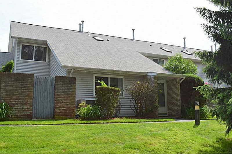 1st image of 817 Williamsburg Cir