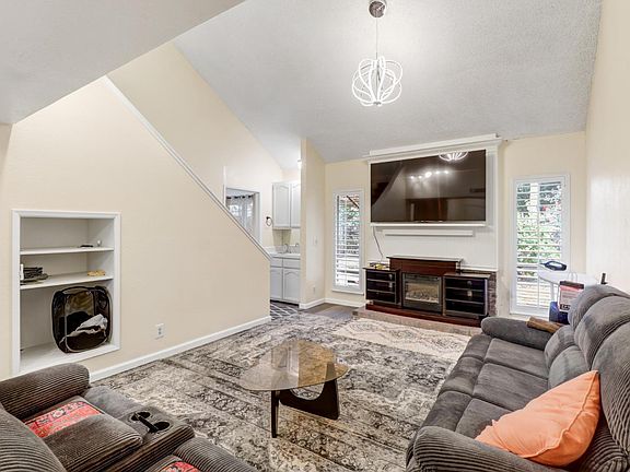 3rd image of 2716 Independence Ave