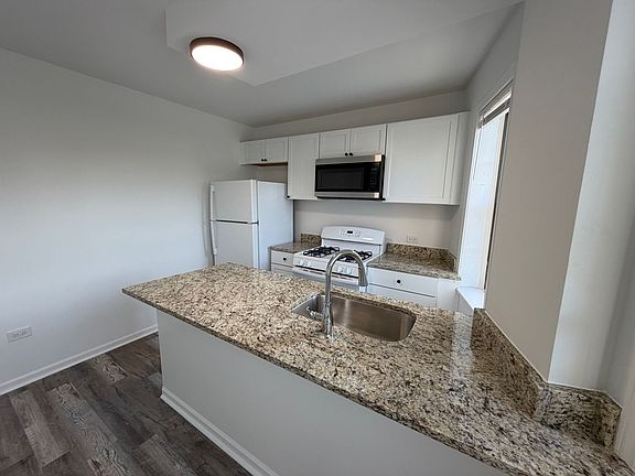 2nd image of 27 E Park Blvd APT 3