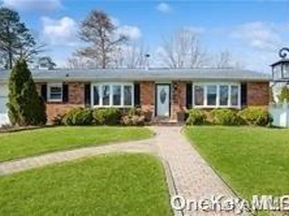 5 Rhode Island Street, Coram, NY 11727
