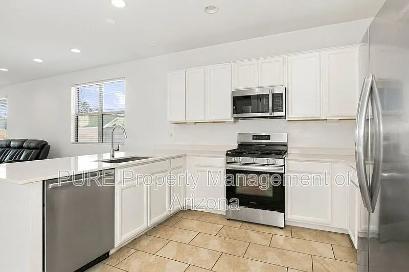 5 bed, 3.0 bath, 1950 sqft, $2,395 — Photo 2