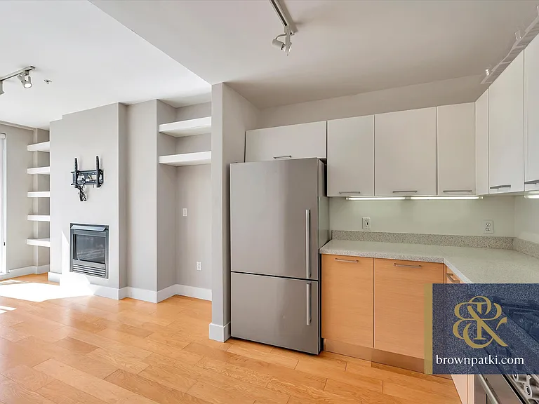 566 S Van Ness Ave #11I — Photo 8