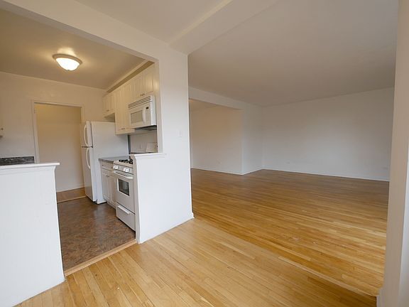 5th image of 3950 Blackstone Ave APT 6X