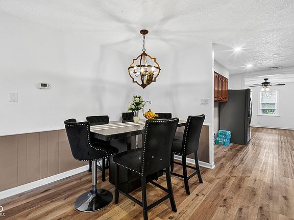 4th image of 560 Manhattan Ave