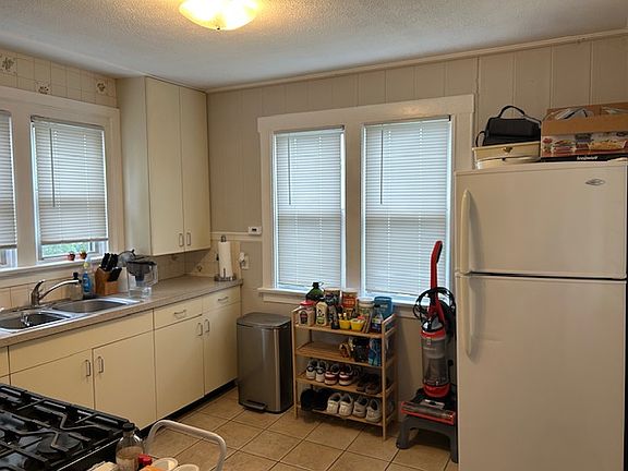 Entering the Kitchen with 4 windows - Light and Bright...