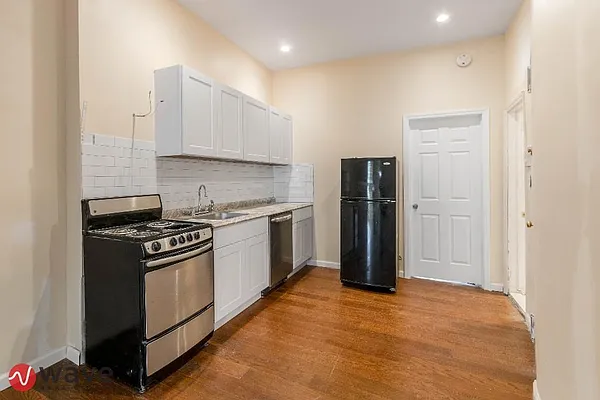 Rented by Wave Real Estate Group | media 35