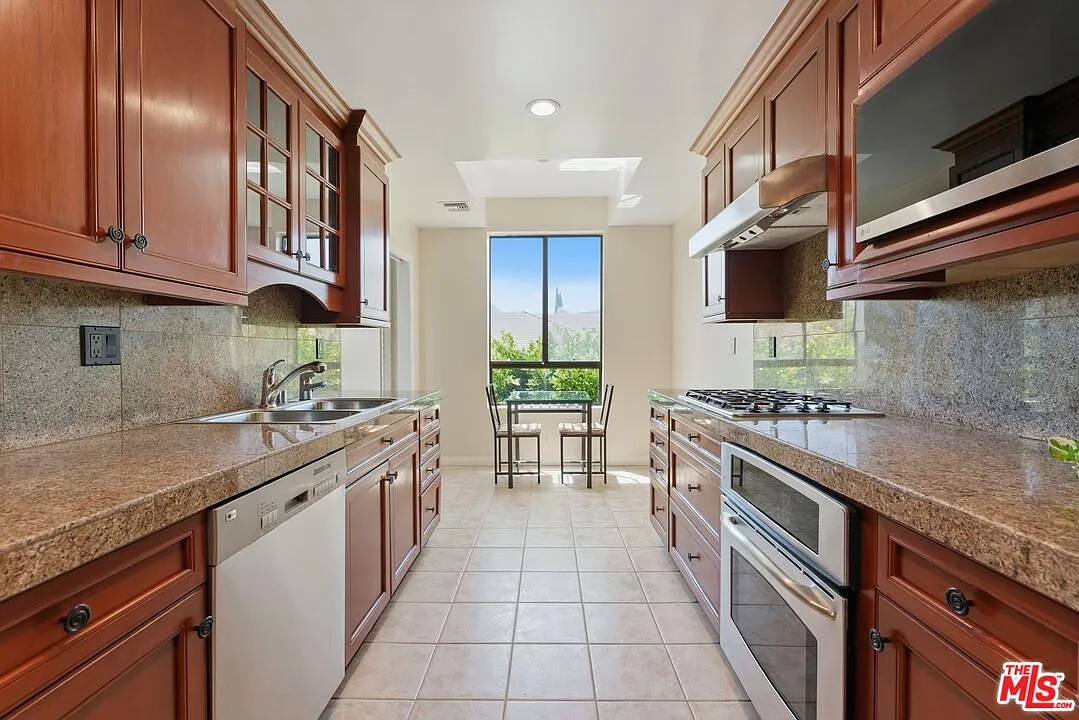 2 bed, 2.0 bath, 1608 sqft, $4,650 — Photo 1