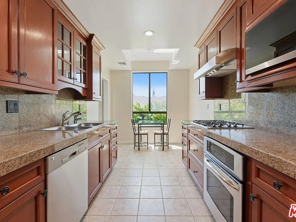 1315 Roxbury Dr #201