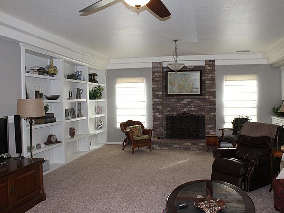 5th image of 2301 SE Cottonwood Cir