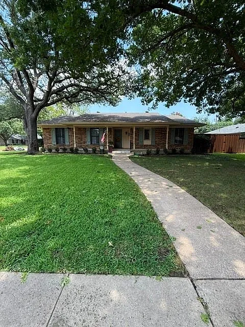 3 bed, 2.0 bath, 1901 sqft, $3,000 — Photo 1