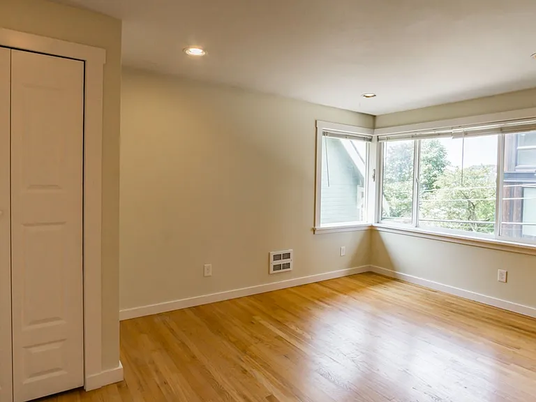 2211 Franklin Ave E — Photo 12