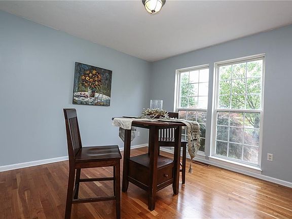 5th image of 74 Winchester Dr