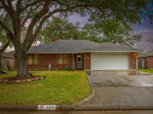 1213 Shadowlake Dr, Sealy, TX 77474