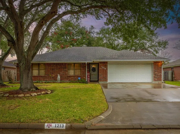 1213 Shadowlake Dr, Sealy, TX 77474