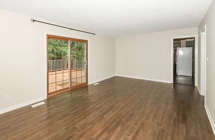 1537 Spruce Ct — Photo 5