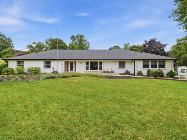 651 Spring Hills Dr, Zionsville, IN 46077