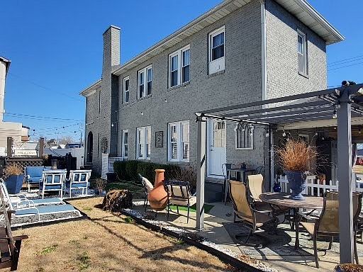 5th image of 106 Rice St