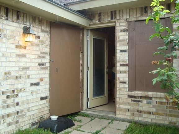 4th image of 690 N Bowie St
