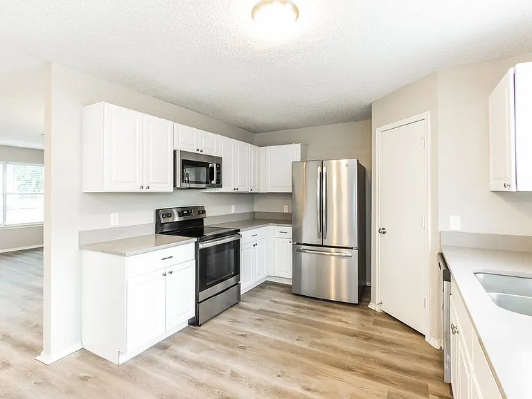 1104 Beechwood Dr — Photo 6