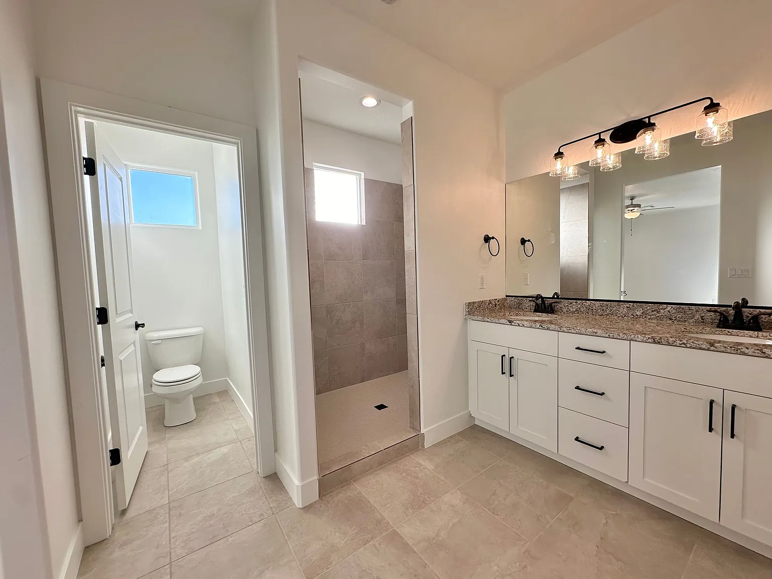 Cute 4 bed 2.5 baths 2 car garage! — Photo 4