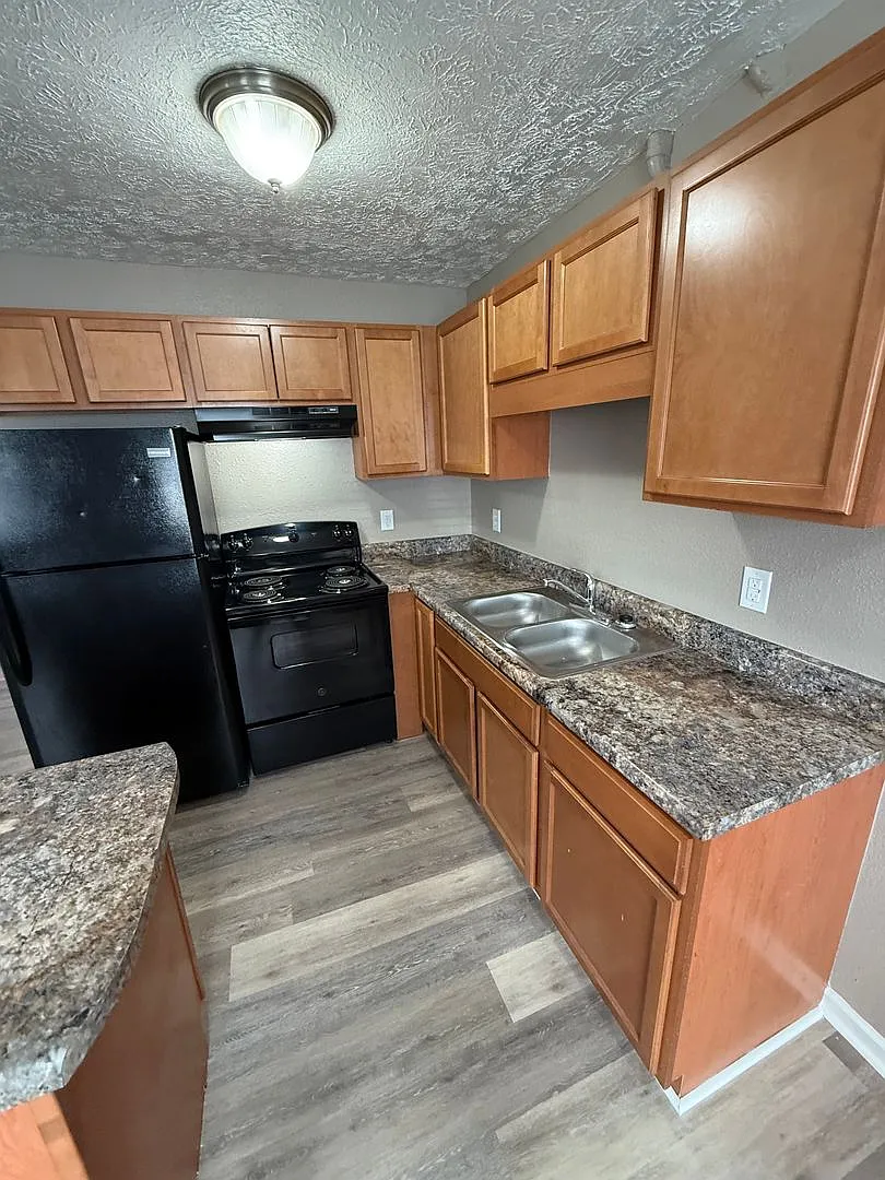 Evergreen Apartments — Photo 4
