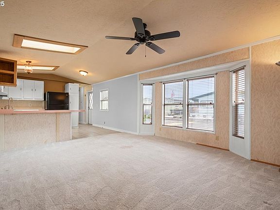 Living Room>