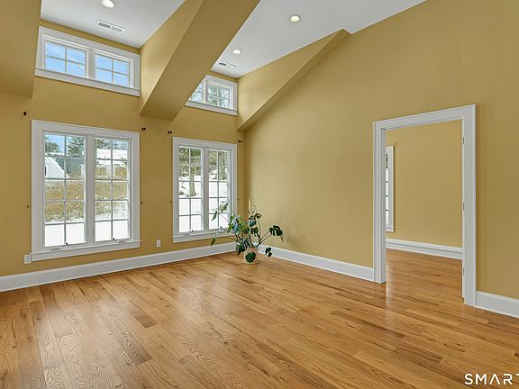 5th image of 19 Robin Hood Ln