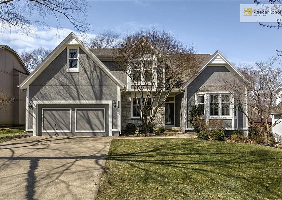Desirable 1.5 Story in the Heart of Overland Park!